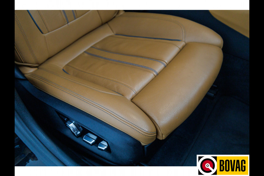 BMW 5 Serie 530e iPerformance High Executive | Leer | Elektrisch verstelbare stoelen+stuur Sfeerverlichting, Achteruitrijcamera, Navigatie, Stoelverwarming, 20 inch, Displaysleutel