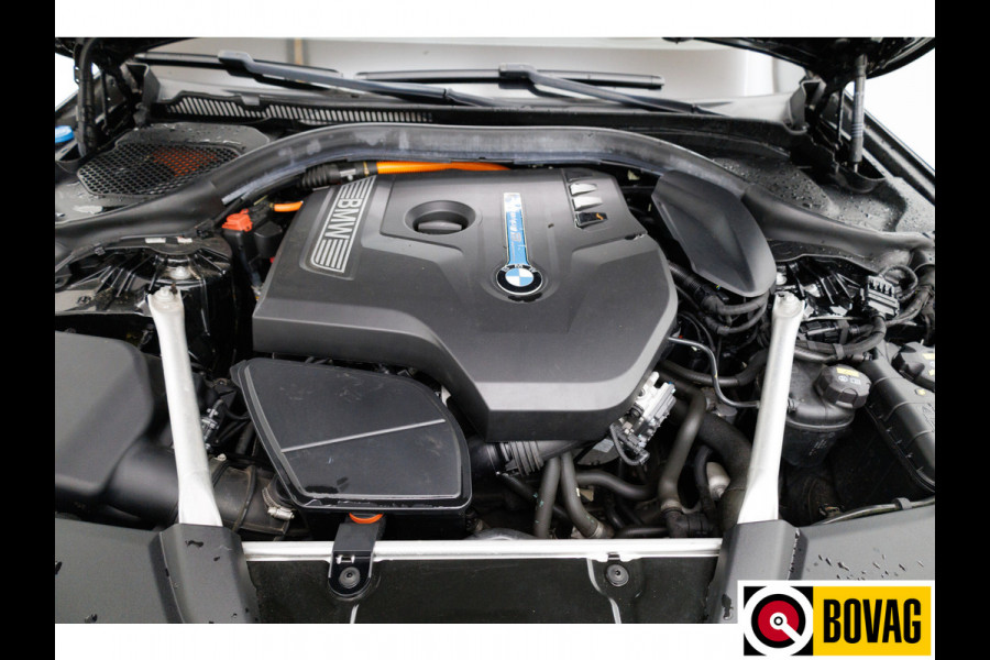 BMW 5 Serie 530e iPerformance High Executive | Leer | Elektrisch verstelbare stoelen+stuur Sfeerverlichting, Achteruitrijcamera, Navigatie, Stoelverwarming, 20 inch, Displaysleutel