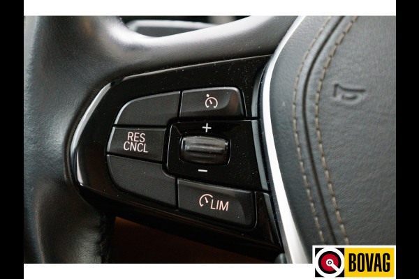 BMW 5 Serie 530e iPerformance High Executive | Leer | Elektrisch verstelbare stoelen+stuur Sfeerverlichting, Achteruitrijcamera, Navigatie, Stoelverwarming, 20 inch, Displaysleutel