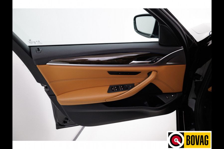 BMW 5 Serie 530e iPerformance High Executive | Leer | Elektrisch verstelbare stoelen+stuur Sfeerverlichting, Achteruitrijcamera, Navigatie, Stoelverwarming, 20 inch, Displaysleutel