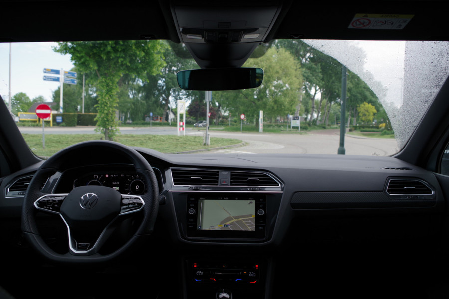Volkswagen Tiguan 1.4 TSI 245 eHybrid R-Line PHEV BNS+, Panoramadak, Trekhaak, Keyless, Leder, Memory