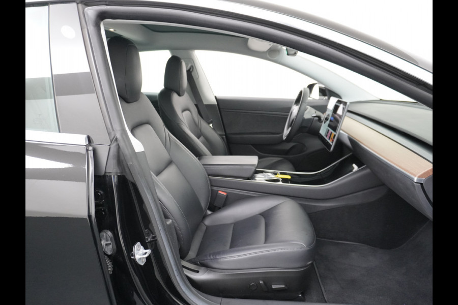 Tesla Model 3 Long Range 75kWh 463PK 18" FSD-Full Self Driving Computer-3 Premium Audio 4wd AutoPilot Panoramadak Camera's Leer Adaptive-Cruis Stoel en achterbank verwarming Electr.Stoelen+Memory+Easy-Entry WiFi Origineel Nederlandse auto Grootste accu Tot 16,5kwh thuis laden. Accu/Motor Garantie tot 29-10-2027 max 192.000km