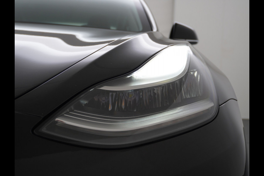 Tesla Model 3 Long Range 75kWh 463PK 18" FSD-Full Self Driving Computer-3 Premium Audio 4wd AutoPilot Panoramadak Camera's Leer Adaptive-Cruis Stoel en achterbank verwarming Electr.Stoelen+Memory+Easy-Entry WiFi Origineel Nederlandse auto Grootste accu Tot 16,5kwh thuis laden. Accu/Motor Garantie tot 29-10-2027 max 192.000km