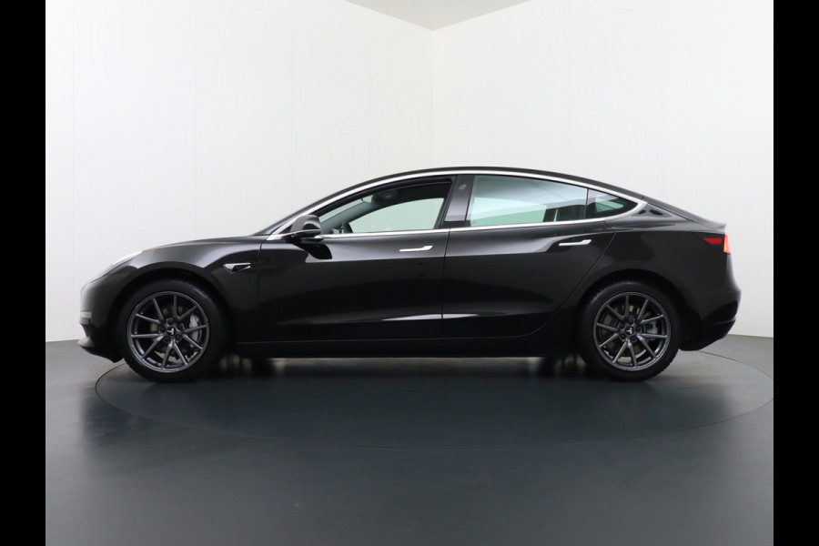 Tesla Model 3 Long Range 75kWh 463PK 18" FSD-Full Self Driving Computer-3 Premium Audio 4wd AutoPilot Panoramadak Camera's Leer Adaptive-Cruis Stoel en achterbank verwarming Electr.Stoelen+Memory+Easy-Entry WiFi Origineel Nederlandse auto Grootste accu Tot 16,5kwh thuis laden. Accu/Motor Garantie tot 29-10-2027 max 192.000km