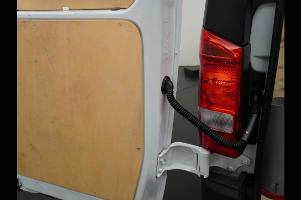 Mercedes-Benz Vito 111CDI 115pk Lang L2H1 3-zits Imperiaal Airco Licht-/regensensor Bluetooth Elek.ramen Zijwind assistent Betonplexvloer Wandkasten Achterdeuren Functional 2.000kg trekvermogen! 1e Eigenaar Euro 6 Origineel Nederlands geleverd.