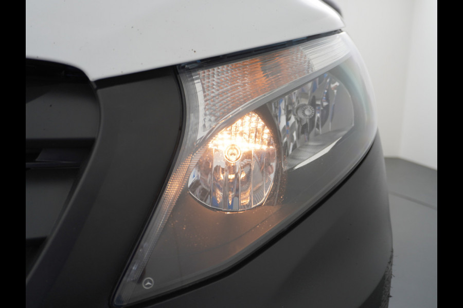 Mercedes-Benz Vito 111CDI 115pk Lang L2H1 3-zits Imperiaal Airco Licht-/regensensor Bluetooth Elek.ramen Zijwind assistent Betonplexvloer Wandkasten Achterdeuren Functional 2.000kg trekvermogen! 1e Eigenaar Euro 6 Origineel Nederlands geleverd.