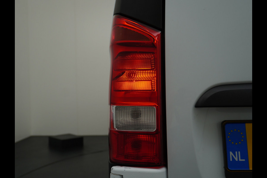 Mercedes-Benz Vito 111CDI 115pk Lang L2H1 3-zits Imperiaal Airco Licht-/regensensor Bluetooth Elek.ramen Zijwind assistent Betonplexvloer Wandkasten Achterdeuren Functional 2.000kg trekvermogen! 1e Eigenaar Euro 6 Origineel Nederlands geleverd.