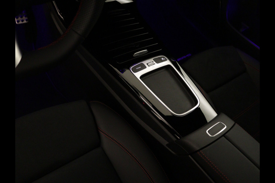 Mercedes-Benz A-Klasse 200 AMG Line | Nightpakket | Parkeerpakket met 360°-camera | Premium Pack | Extra USB-poorten | Burmester surround sound system | Verwarmde stoelen vooraan |