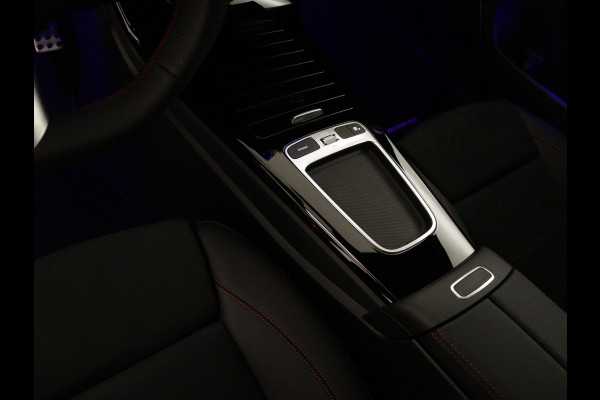 Mercedes-Benz A-Klasse 200 AMG Line | Nightpakket | Parkeerpakket met 360°-camera | Premium Pack | Extra USB-poorten | Burmester surround sound system | Verwarmde stoelen vooraan |