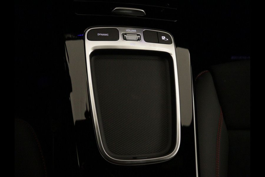 Mercedes-Benz A-Klasse 200 AMG Line | Nightpakket | Parkeerpakket met 360°-camera | Premium Pack | Extra USB-poorten | Burmester surround sound system | Verwarmde stoelen vooraan |