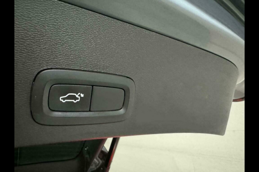 Volvo XC40 1.5 T5 Recharge R-Design Pano Cruise Camera
