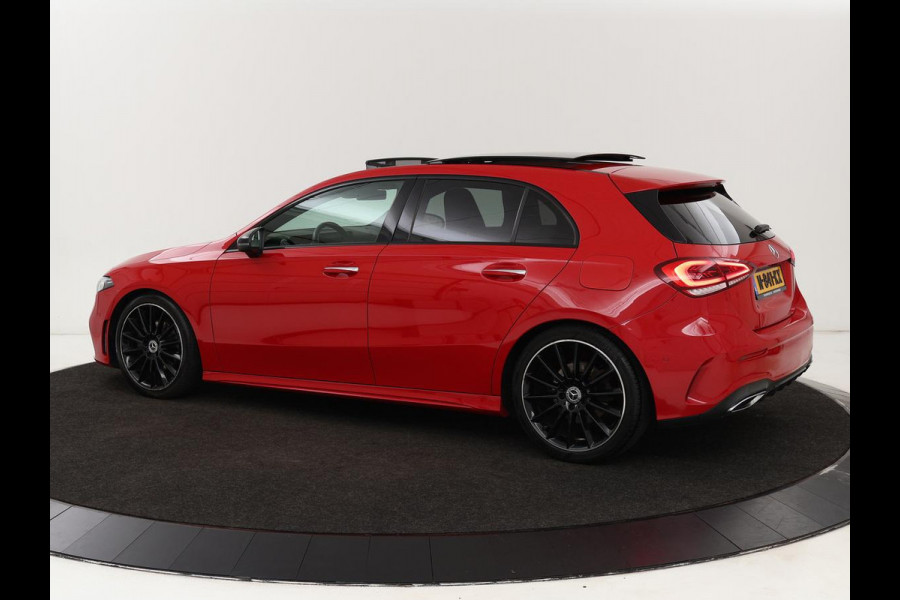 Mercedes-Benz A-Klasse 200 AMG Night | Panoramadak | Stoelverwarming | Carplay | Camera | Keyless | Memory | Sfeerverlichting | Widescreen | Leder/Alcantara | Navigatie | Park Assist