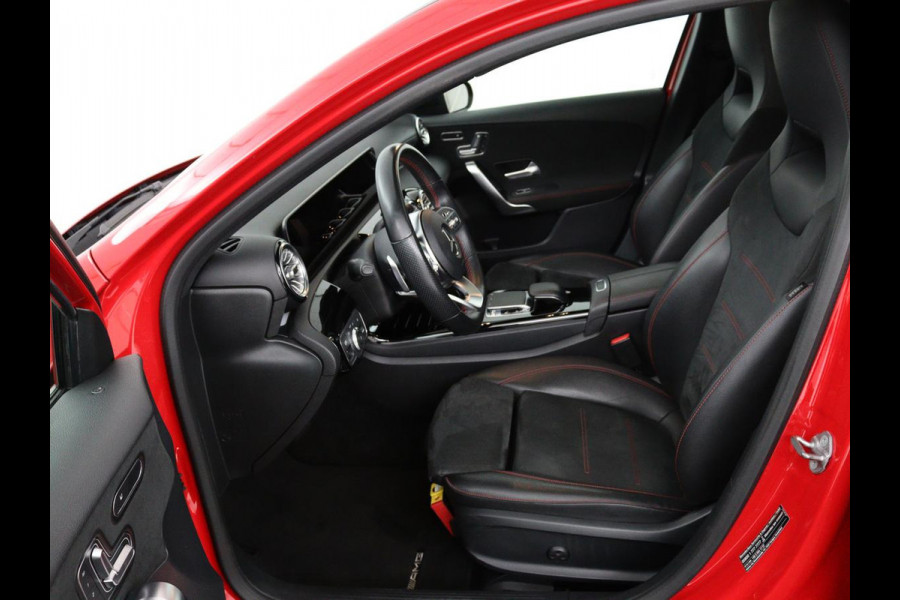 Mercedes-Benz A-Klasse 200 AMG Night | Panoramadak | Stoelverwarming | Carplay | Camera | Keyless | Memory | Sfeerverlichting | Widescreen | Leder/Alcantara | Navigatie | Park Assist