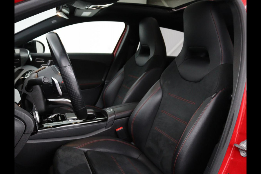Mercedes-Benz A-Klasse 200 AMG Night | Panoramadak | Stoelverwarming | Carplay | Camera | Keyless | Memory | Sfeerverlichting | Widescreen | Leder/Alcantara | Navigatie | Park Assist