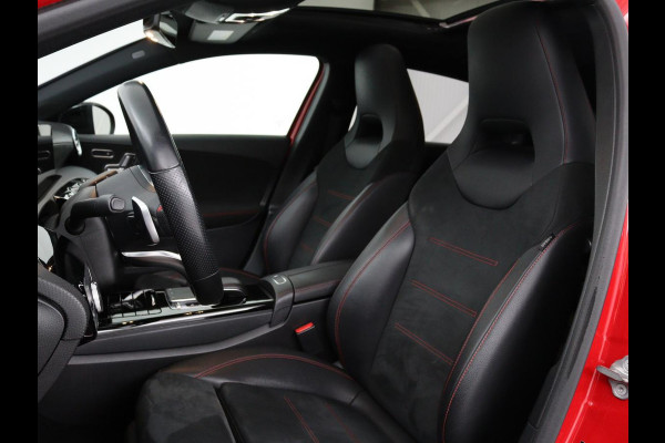 Mercedes-Benz A-Klasse 200 AMG Night | Panoramadak | Stoelverwarming | Carplay | Camera | Keyless | Memory | Sfeerverlichting | Widescreen | Leder/Alcantara | Navigatie | Park Assist