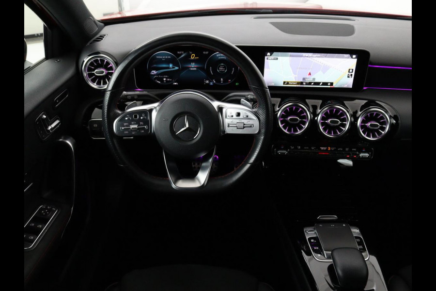 Mercedes-Benz A-Klasse 200 AMG Night | Panoramadak | Stoelverwarming | Carplay | Camera | Keyless | Memory | Sfeerverlichting | Widescreen | Leder/Alcantara | Navigatie | Park Assist