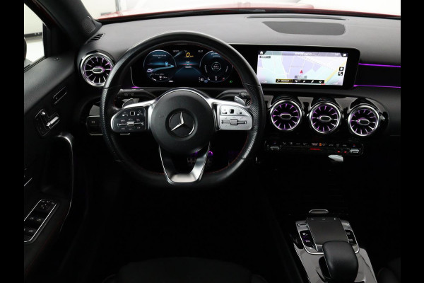 Mercedes-Benz A-Klasse 200 AMG Night | Panoramadak | Stoelverwarming | Carplay | Camera | Keyless | Memory | Sfeerverlichting | Widescreen | Leder/Alcantara | Navigatie | Park Assist