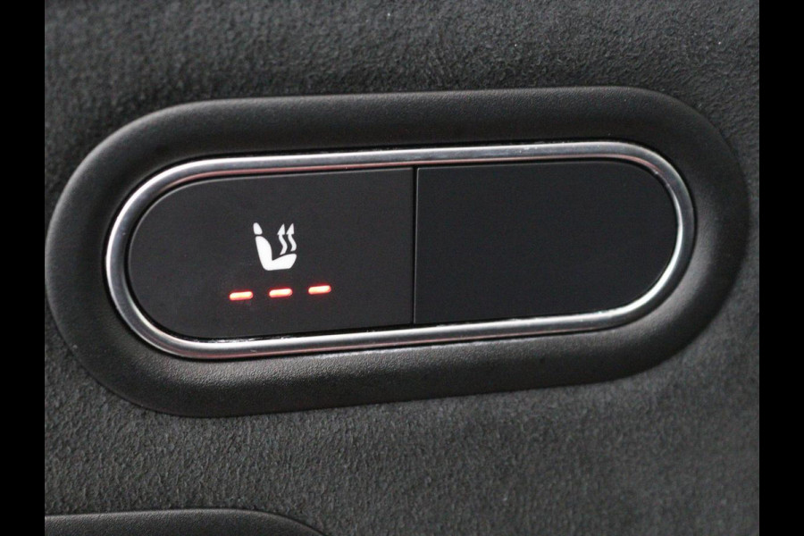Mercedes-Benz A-Klasse 200 AMG Night | Panoramadak | Stoelverwarming | Carplay | Camera | Keyless | Memory | Sfeerverlichting | Widescreen | Leder/Alcantara | Navigatie | Park Assist