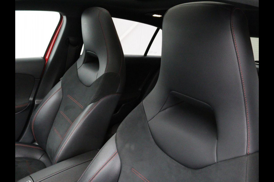 Mercedes-Benz A-Klasse 200 AMG Night | Panoramadak | Stoelverwarming | Carplay | Camera | Keyless | Memory | Sfeerverlichting | Widescreen | Leder/Alcantara | Navigatie | Park Assist