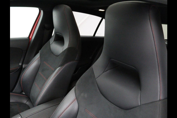 Mercedes-Benz A-Klasse 200 AMG Night | Panoramadak | Stoelverwarming | Carplay | Camera | Keyless | Memory | Sfeerverlichting | Widescreen | Leder/Alcantara | Navigatie | Park Assist