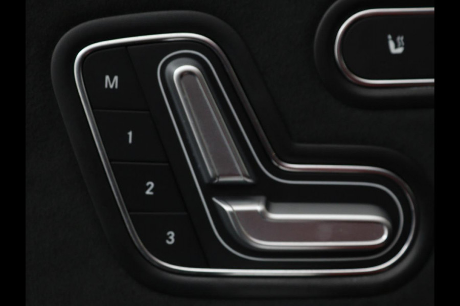 Mercedes-Benz A-Klasse 200 AMG Night | Panoramadak | Stoelverwarming | Carplay | Camera | Keyless | Memory | Sfeerverlichting | Widescreen | Leder/Alcantara | Navigatie | Park Assist
