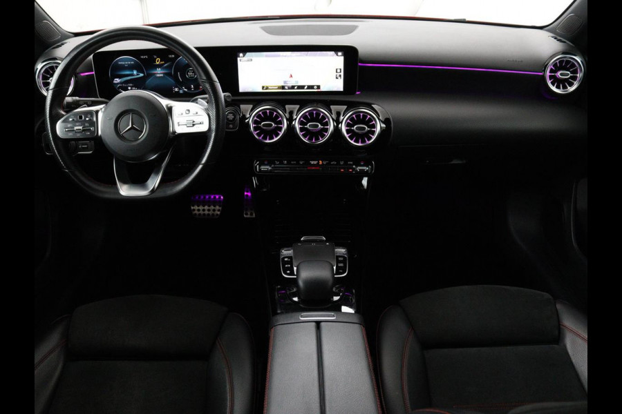 Mercedes-Benz A-Klasse 200 AMG Night | Panoramadak | Stoelverwarming | Carplay | Camera | Keyless | Memory | Sfeerverlichting | Widescreen | Leder/Alcantara | Navigatie | Park Assist