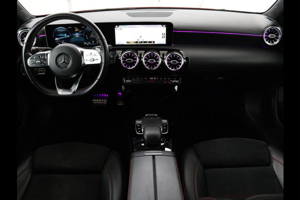 Mercedes-Benz A-Klasse 200 AMG Night | Panoramadak | Stoelverwarming | Carplay | Camera | Keyless | Memory | Sfeerverlichting | Widescreen | Leder/Alcantara | Navigatie | Park Assist