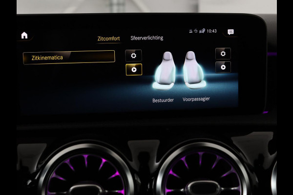 Mercedes-Benz A-Klasse 200 AMG Night | Panoramadak | Stoelverwarming | Carplay | Camera | Keyless | Memory | Sfeerverlichting | Widescreen | Leder/Alcantara | Navigatie | Park Assist