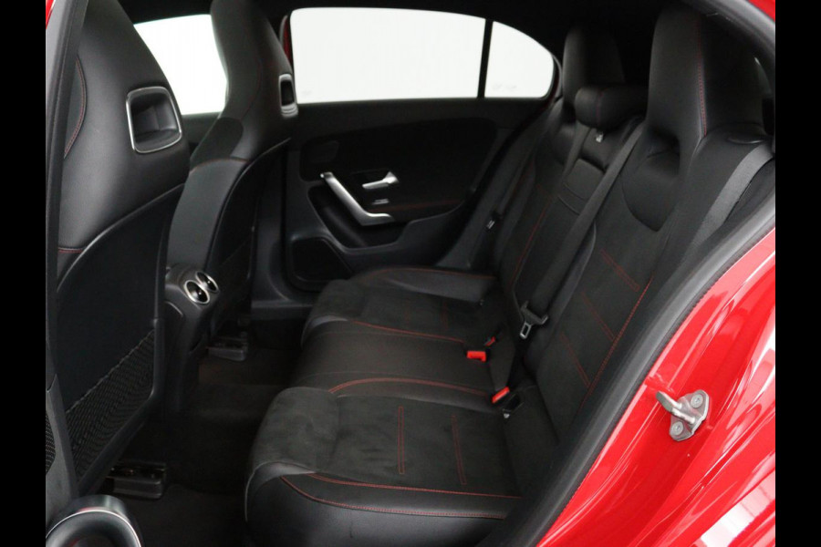 Mercedes-Benz A-Klasse 200 AMG Night | Panoramadak | Stoelverwarming | Carplay | Camera | Keyless | Memory | Sfeerverlichting | Widescreen | Leder/Alcantara | Navigatie | Park Assist