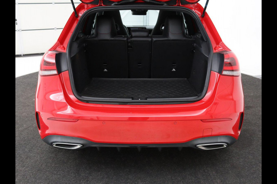 Mercedes-Benz A-Klasse 200 AMG Night | Panoramadak | Stoelverwarming | Carplay | Camera | Keyless | Memory | Sfeerverlichting | Widescreen | Leder/Alcantara | Navigatie | Park Assist
