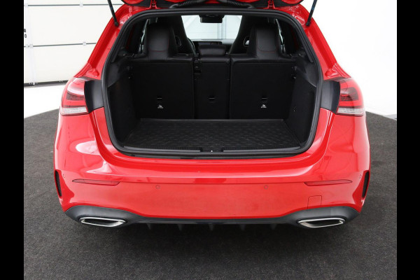 Mercedes-Benz A-Klasse 200 AMG Night | Panoramadak | Stoelverwarming | Carplay | Camera | Keyless | Memory | Sfeerverlichting | Widescreen | Leder/Alcantara | Navigatie | Park Assist