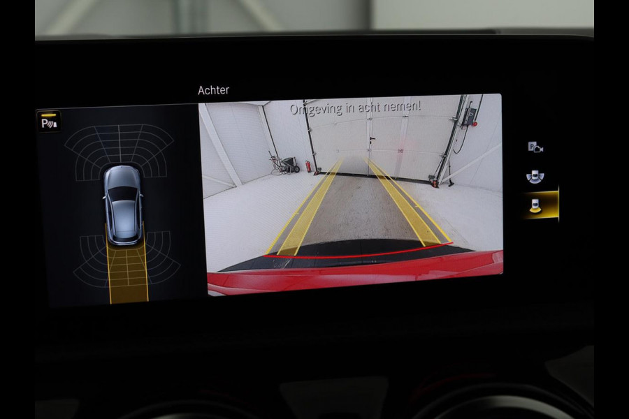 Mercedes-Benz A-Klasse 200 AMG Night | Panoramadak | Stoelverwarming | Carplay | Camera | Keyless | Memory | Sfeerverlichting | Widescreen | Leder/Alcantara | Navigatie | Park Assist