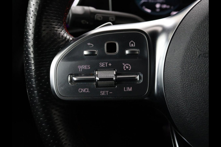 Mercedes-Benz A-Klasse 200 AMG Night | Panoramadak | Stoelverwarming | Carplay | Camera | Keyless | Memory | Sfeerverlichting | Widescreen | Leder/Alcantara | Navigatie | Park Assist