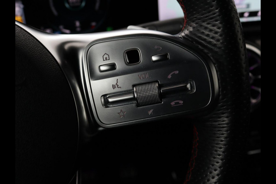 Mercedes-Benz A-Klasse 200 AMG Night | Panoramadak | Stoelverwarming | Carplay | Camera | Keyless | Memory | Sfeerverlichting | Widescreen | Leder/Alcantara | Navigatie | Park Assist