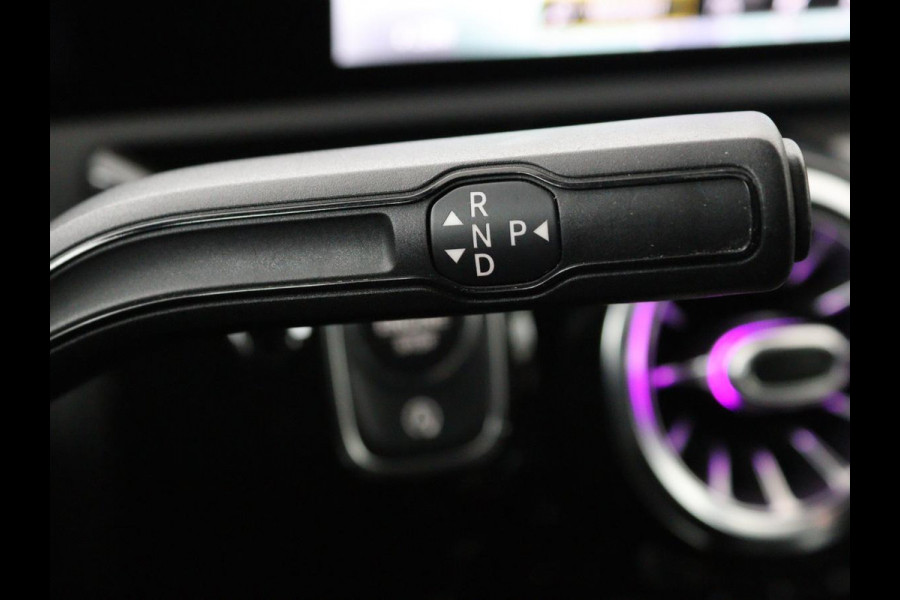 Mercedes-Benz A-Klasse 200 AMG Night | Panoramadak | Stoelverwarming | Carplay | Camera | Keyless | Memory | Sfeerverlichting | Widescreen | Leder/Alcantara | Navigatie | Park Assist