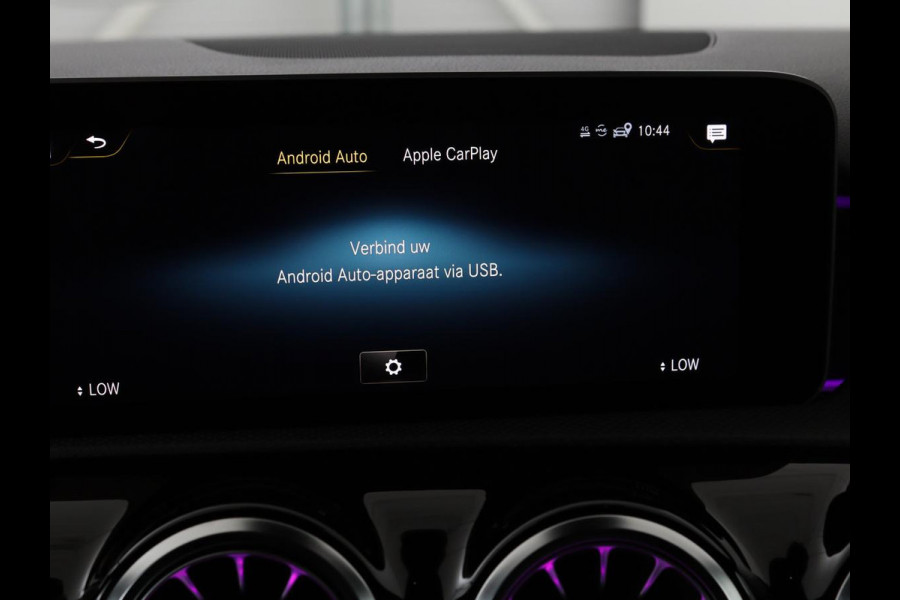 Mercedes-Benz A-Klasse 200 AMG Night | Panoramadak | Stoelverwarming | Carplay | Camera | Keyless | Memory | Sfeerverlichting | Widescreen | Leder/Alcantara | Navigatie | Park Assist