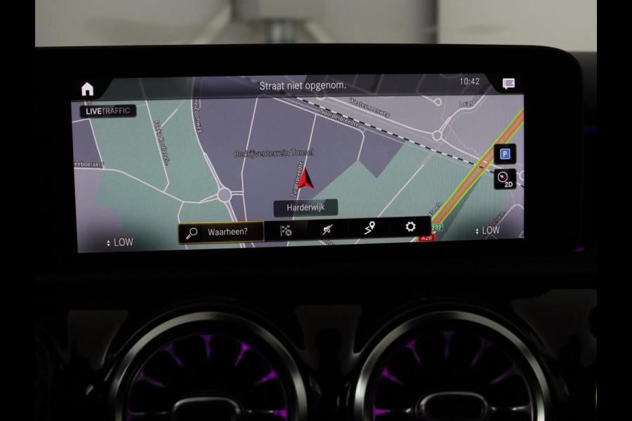Mercedes-Benz A-Klasse 200 AMG Night | Panoramadak | Stoelverwarming | Carplay | Camera | Keyless | Memory | Sfeerverlichting | Widescreen | Leder/Alcantara | Navigatie | Park Assist