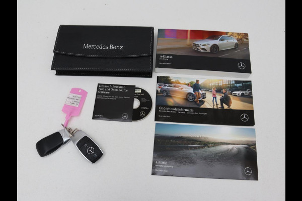 Mercedes-Benz A-Klasse 200 AMG Night | Panoramadak | Stoelverwarming | Carplay | Camera | Keyless | Memory | Sfeerverlichting | Widescreen | Leder/Alcantara | Navigatie | Park Assist