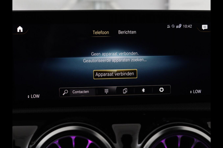 Mercedes-Benz A-Klasse 200 AMG Night | Panoramadak | Stoelverwarming | Carplay | Camera | Keyless | Memory | Sfeerverlichting | Widescreen | Leder/Alcantara | Navigatie | Park Assist