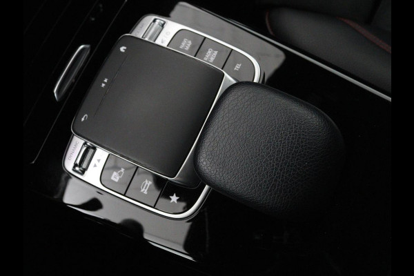 Mercedes-Benz A-Klasse 200 AMG Night | Panoramadak | Stoelverwarming | Carplay | Camera | Keyless | Memory | Sfeerverlichting | Widescreen | Leder/Alcantara | Navigatie | Park Assist