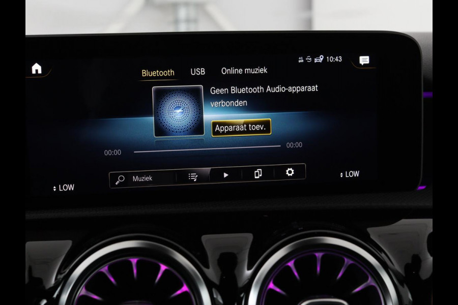 Mercedes-Benz A-Klasse 200 AMG Night | Panoramadak | Stoelverwarming | Carplay | Camera | Keyless | Memory | Sfeerverlichting | Widescreen | Leder/Alcantara | Navigatie | Park Assist