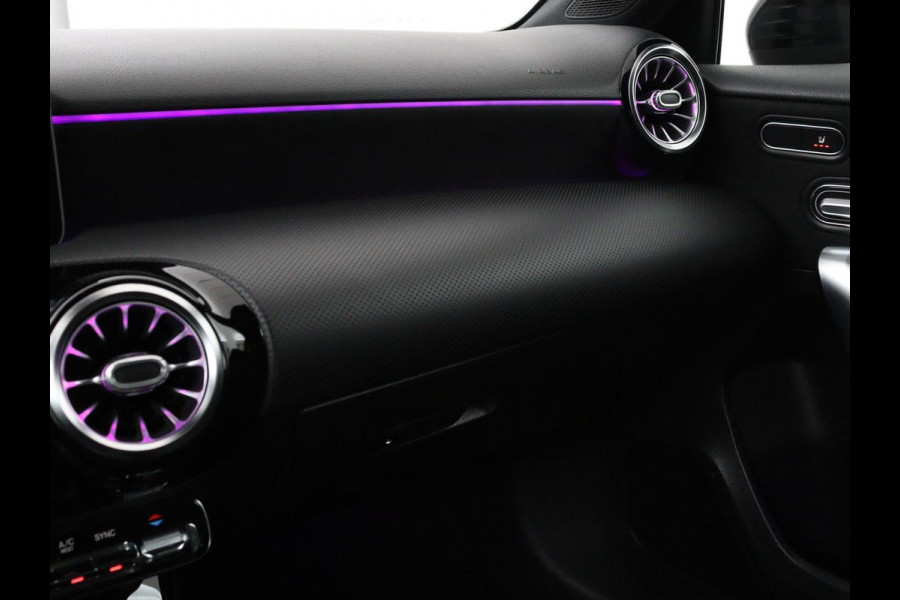 Mercedes-Benz A-Klasse 200 AMG Night | Panoramadak | Stoelverwarming | Carplay | Camera | Keyless | Memory | Sfeerverlichting | Widescreen | Leder/Alcantara | Navigatie | Park Assist