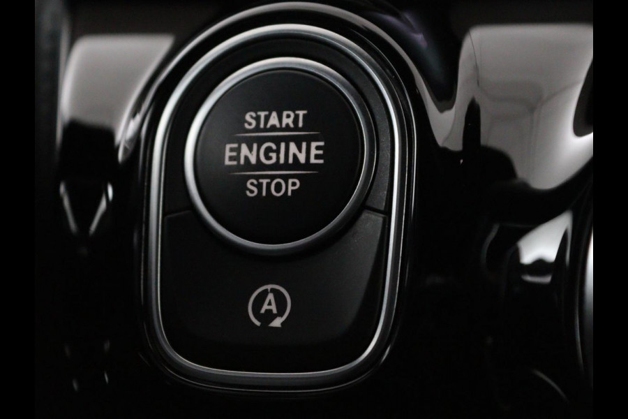 Mercedes-Benz A-Klasse 200 AMG Night | Panoramadak | Stoelverwarming | Carplay | Camera | Keyless | Memory | Sfeerverlichting | Widescreen | Leder/Alcantara | Navigatie | Park Assist