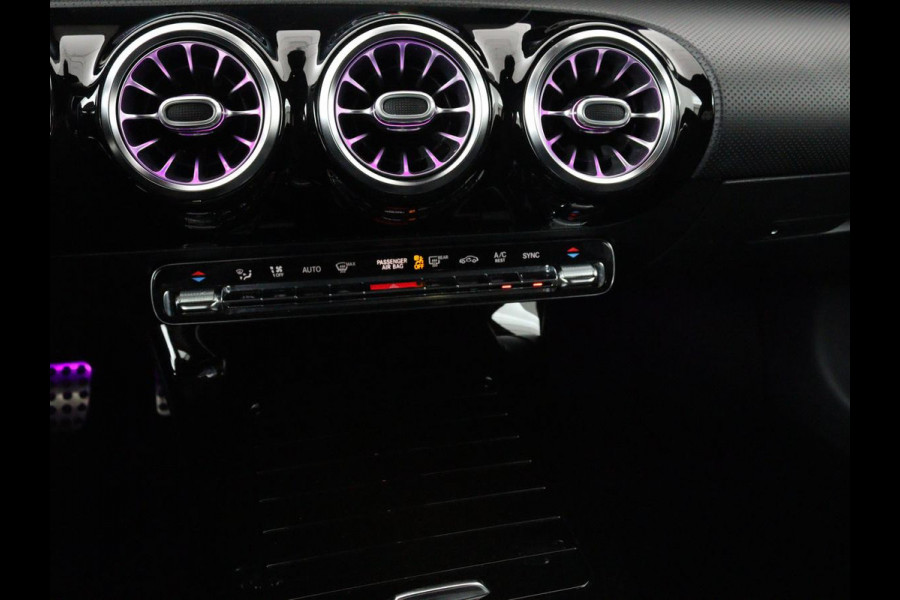 Mercedes-Benz A-Klasse 200 AMG Night | Panoramadak | Stoelverwarming | Carplay | Camera | Keyless | Memory | Sfeerverlichting | Widescreen | Leder/Alcantara | Navigatie | Park Assist
