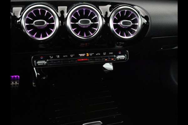 Mercedes-Benz A-Klasse 200 AMG Night | Panoramadak | Stoelverwarming | Carplay | Camera | Keyless | Memory | Sfeerverlichting | Widescreen | Leder/Alcantara | Navigatie | Park Assist
