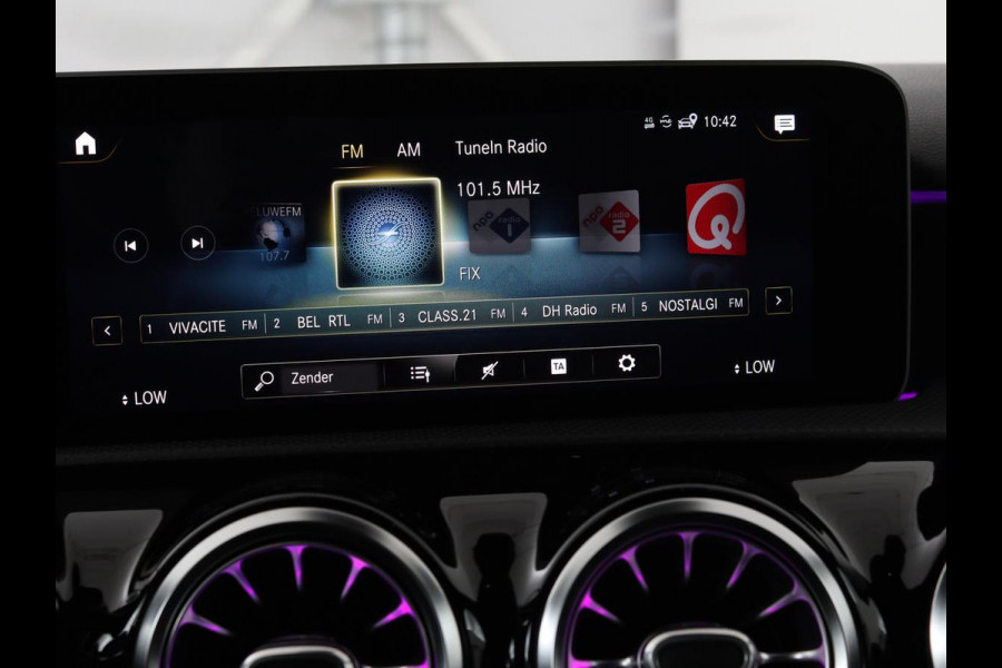 Mercedes-Benz A-Klasse 200 AMG Night | Panoramadak | Stoelverwarming | Carplay | Camera | Keyless | Memory | Sfeerverlichting | Widescreen | Leder/Alcantara | Navigatie | Park Assist