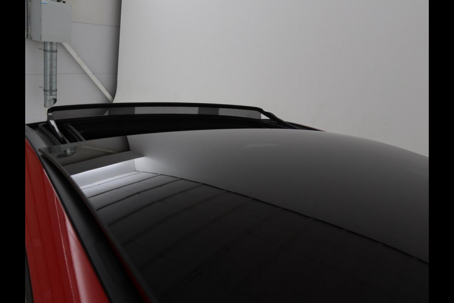 Mercedes-Benz A-Klasse 200 AMG Night | Panoramadak | Stoelverwarming | Carplay | Camera | Keyless | Memory | Sfeerverlichting | Widescreen | Leder/Alcantara | Navigatie | Park Assist