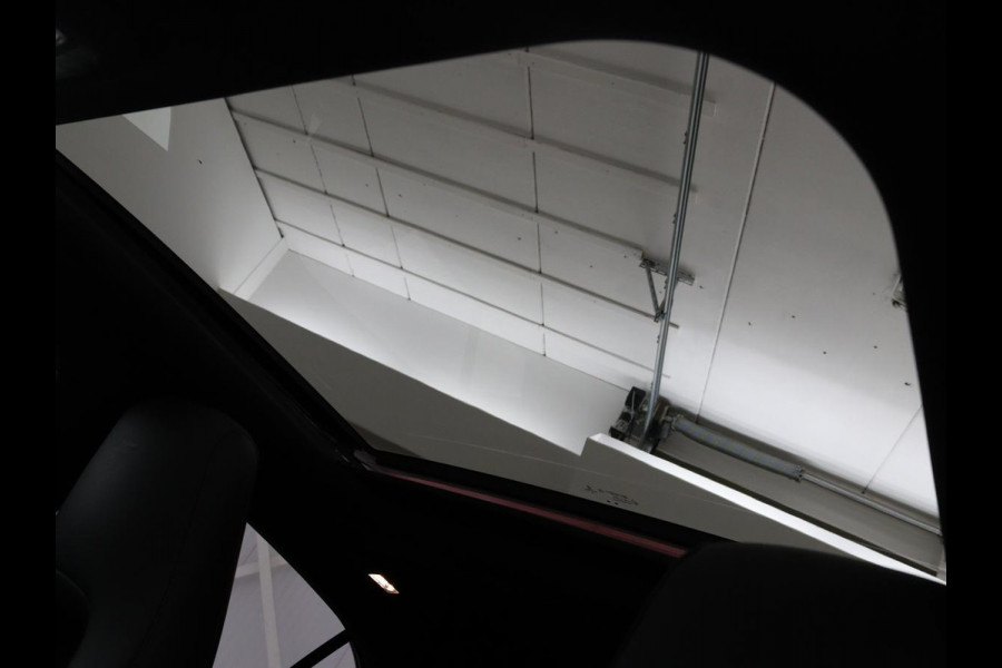 Mercedes-Benz A-Klasse 200 AMG Night | Panoramadak | Stoelverwarming | Carplay | Camera | Keyless | Memory | Sfeerverlichting | Widescreen | Leder/Alcantara | Navigatie | Park Assist