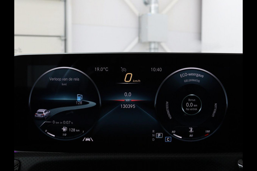 Mercedes-Benz A-Klasse 200 AMG Night | Panoramadak | Stoelverwarming | Carplay | Camera | Keyless | Memory | Sfeerverlichting | Widescreen | Leder/Alcantara | Navigatie | Park Assist