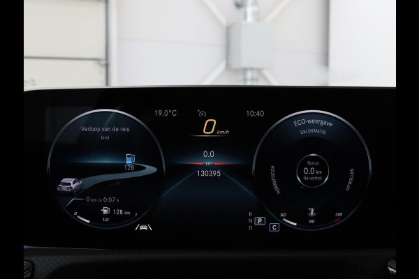 Mercedes-Benz A-Klasse 200 AMG Night | Panoramadak | Stoelverwarming | Carplay | Camera | Keyless | Memory | Sfeerverlichting | Widescreen | Leder/Alcantara | Navigatie | Park Assist